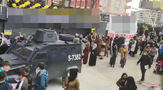 İndirimli ürün almak için koronavirüs tedbirlerini hiçe saydılar