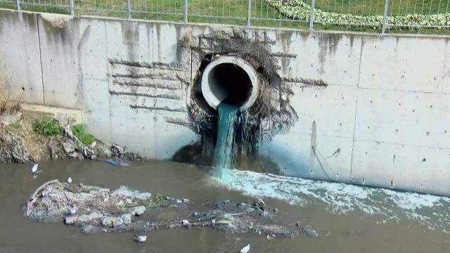 İstanbulluları korkutan kirlilik! Gökkuşağına dönen dere her gün farklı renkte akıyor