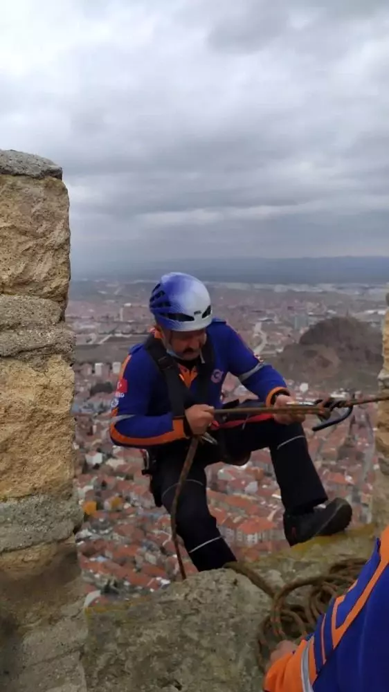 Karahisar Kalesi'ne kayalıklardan çıkmak isteyince 200 metrede mahsur kaldı Karahisar Kalesi'ne kayalıklardan çıkmak isteyince 200 metrede mahsur kaldı