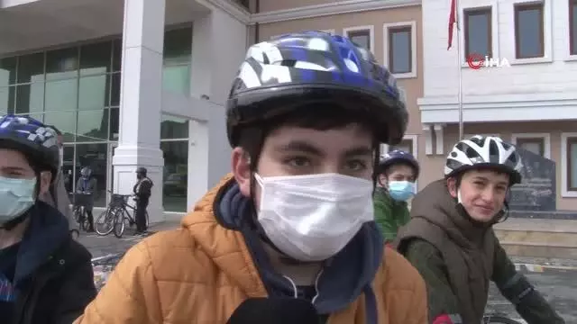 Kenan Sofuoğlu'ndan bisikletle tek teker şovu