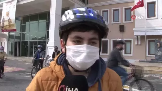 Kenan Sofuoğlu'ndan bisikletle tek teker şovu