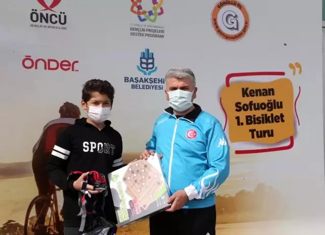 Kenan Sofuoğlu'ndan bisikletle tek teker şovu