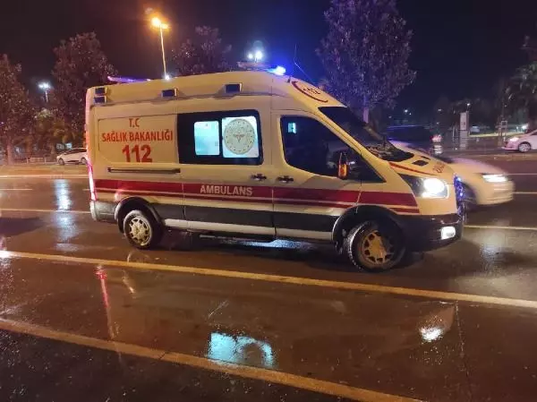 İSTANBUL-MALTEPE'DE MİNİBÜS AĞACA ÇARPTI: 1 YARALI