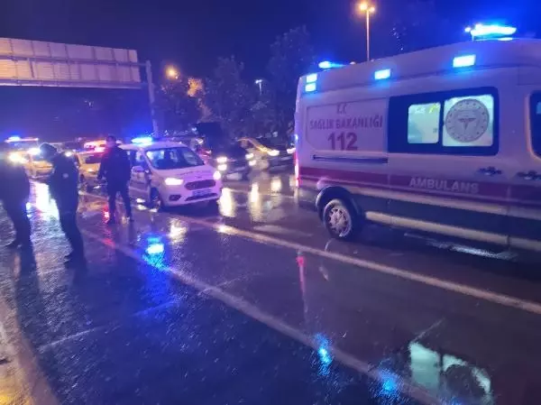 İSTANBUL-MALTEPE'DE MİNİBÜS AĞACA ÇARPTI: 1 YARALI