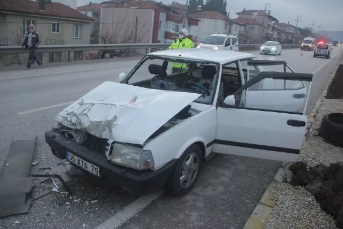 Manisa'da TIR'a çarpan otomobildeki 5 kişi yaralandı