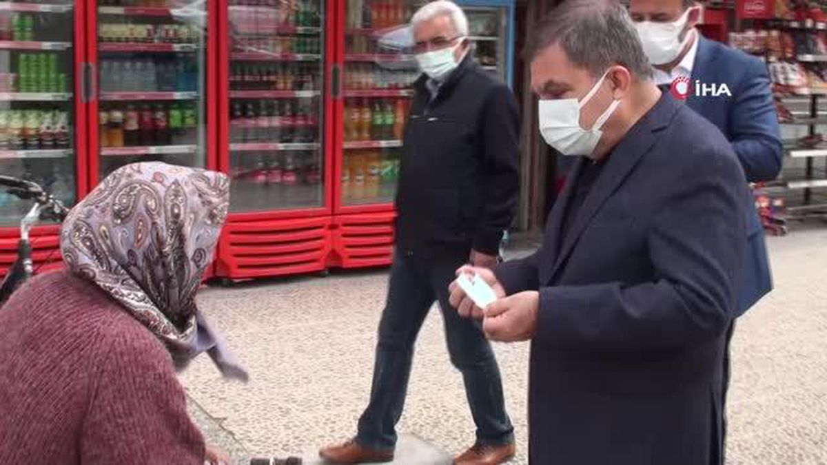Maskesiz dışarı çıkan kadına Vali kendi elleriyle maske taktı