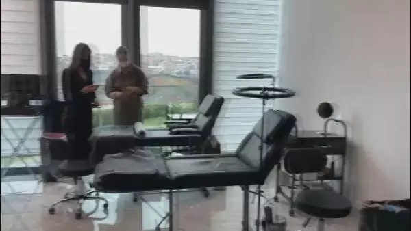 ŞİŞLİ'DE LÜKS REZİDANSTAKİ KAÇAK ESTETİK MERKEZİNE BASKIN KAMERADA ŞİŞLİ'DE LÜKS REZİDANSTAKİ KAÇAK ESTETİK MERKEZİNE BASKIN KAMERADA