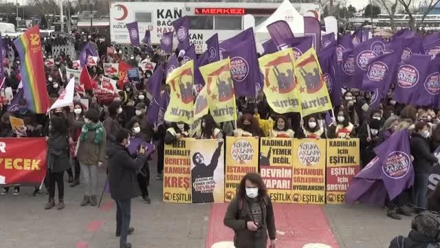Türkiye'nin İstanbul Sözleşmesi'nden çekilmesi Kadıköy'de protesto edildi