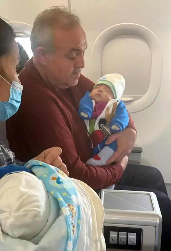 Uçakta bebeğin hayatını kurtaran doktor vekil, 2 hastaya daha müdahale etmiş