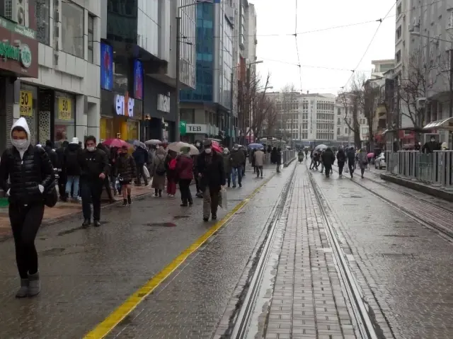 Yağan yağmur ve bulaş riski bile Eskişehirlileri alışverişten alıkoyamadı Yağan yağmur ve bulaş riski bile Eskişehirlileri alışverişten alıkoyamadı