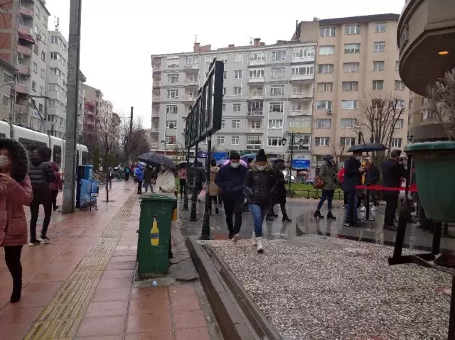 Yağan yağmur ve bulaş riski bile Eskişehirlileri alışverişten alıkoyamadı Yağan yağmur ve bulaş riski bile Eskişehirlileri alışverişten alıkoyamadı