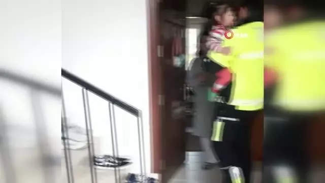 Son Dakika | 2 yaşındaki çocuk, polisin dikkati sayesinde kurtuldu Son Dakika | 2 yaşındaki çocuk, polisin dikkati sayesinde kurtuldu
