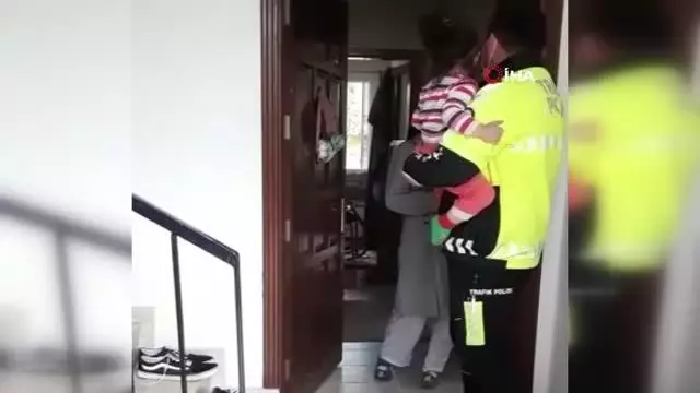 Son Dakika | 2 yaşındaki çocuk, polisin dikkati sayesinde kurtuldu Son Dakika | 2 yaşındaki çocuk, polisin dikkati sayesinde kurtuldu