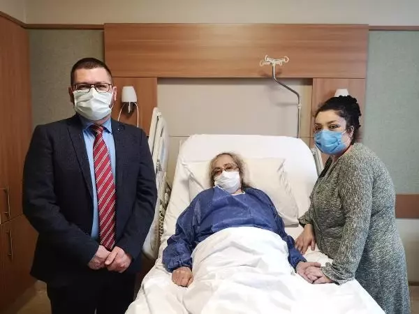 ANNE KIZ BİR AY ARAYLA BİRBİRLERİNE REFAKATÇİ OLDU ANNE KIZ BİR AY ARAYLA BİRBİRLERİNE REFAKATÇİ OLDU