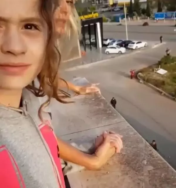 Antalya'da korkutan yangın; terasa çıkıp yardım istediler (2) Antalya'da korkutan yangın; terasa çıkıp yardım istediler (2)