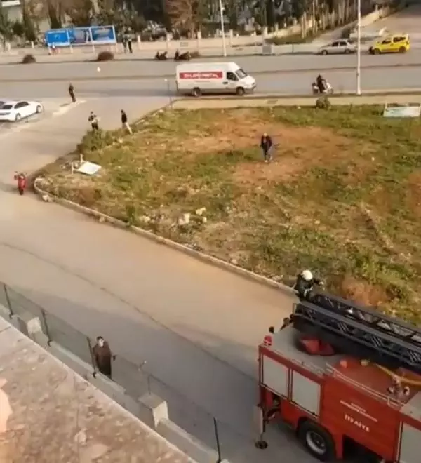 Antalya'da korkutan yangın; terasa çıkıp yardım istediler (2) Antalya'da korkutan yangın; terasa çıkıp yardım istediler (2)