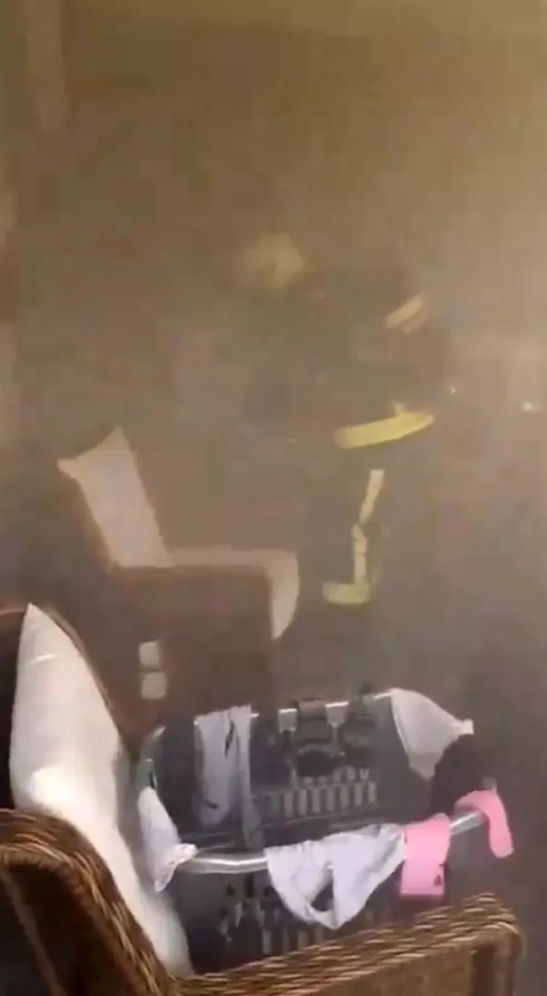 Antalya'da korkutan yangın; terasa çıkıp yardım istediler (2) Antalya'da korkutan yangın; terasa çıkıp yardım istediler (2)