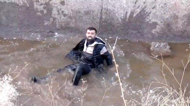 Aşırı alkol alıp kanala düştü, ilk işi ıslanan parasını sormak oldu