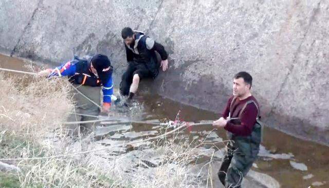 Aşırı alkol alıp kanala düştü, ilk işi ıslanan parasını sormak oldu