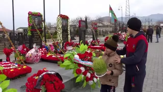 Azerbaycanlılar, Nevruz Bayramı'nda şehitliklere akın etti Azerbaycanlılar, Nevruz Bayramı'nda şehitliklere akın etti