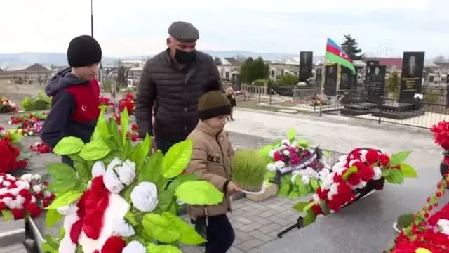 Azerbaycanlılar, Nevruz Bayramı'nda şehitliklere akın etti Azerbaycanlılar, Nevruz Bayramı'nda şehitliklere akın etti