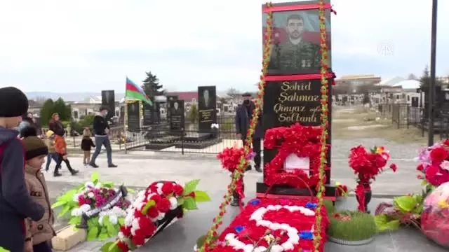 Azerbaycanlılar, Nevruz Bayramı'nda şehitliklere akın etti Azerbaycanlılar, Nevruz Bayramı'nda şehitliklere akın etti