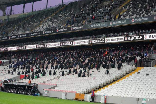 Beşiktaş-Fenerbahçe derbisinde tribünlerde az da olsa seyircinin bulunması tepki çekti