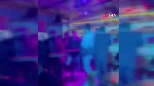 Beyoğlu'nda eğlence merkezlerine baskın: 210 bin lira ceza kesildi Beyoğlu'nda eğlence merkezlerine baskın: 210 bin lira ceza kesildi