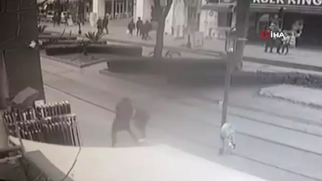 Son dakika haber! Birlikte yürüdüğü şahsa yerden aldığı şişeyle öldüresiye saldırdı, o anlar kameraya böyle yansıdı Son dakika haber! Birlikte yürüdüğü şahsa yerden aldığı şişeyle öldüresiye saldırdı, o anlar kameraya böyle yansıdı