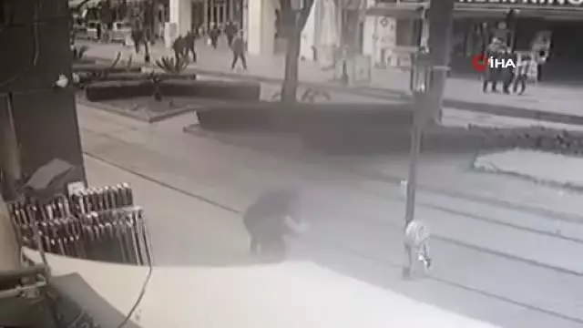 Son dakika haber! Birlikte yürüdüğü şahsa yerden aldığı şişeyle öldüresiye saldırdı, o anlar kameraya böyle yansıdı Son dakika haber! Birlikte yürüdüğü şahsa yerden aldığı şişeyle öldüresiye saldırdı, o anlar kameraya böyle yansıdı