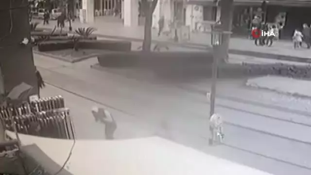 Son dakika haber! Birlikte yürüdüğü şahsa yerden aldığı şişeyle öldüresiye saldırdı, o anlar kameraya böyle yansıdı Son dakika haber! Birlikte yürüdüğü şahsa yerden aldığı şişeyle öldüresiye saldırdı, o anlar kameraya böyle yansıdı