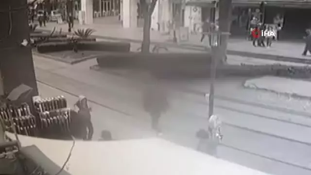 Son dakika haber! Birlikte yürüdüğü şahsa yerden aldığı şişeyle öldüresiye saldırdı, o anlar kameraya böyle yansıdı Son dakika haber! Birlikte yürüdüğü şahsa yerden aldığı şişeyle öldüresiye saldırdı, o anlar kameraya böyle yansıdı