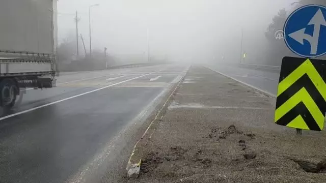 Bolu Dağı'nda sis ve yağmur etkili oluyor Bolu Dağı'nda sis ve yağmur etkili oluyor