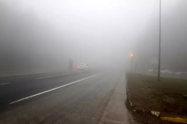 Bolu Dağı sisle kaplandı, görüş mesafesi 5 metreye kadar düştü Bolu Dağı sisle kaplandı, görüş mesafesi 5 metreye kadar düştü