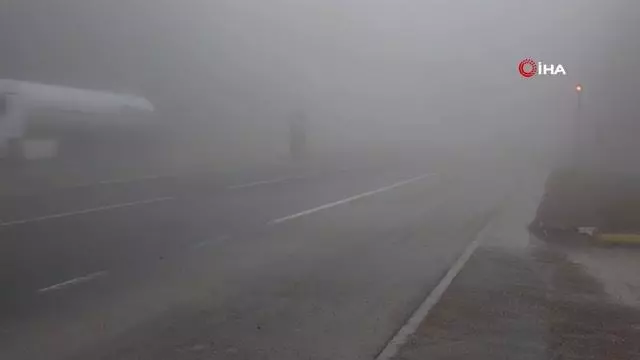 Bolu Dağı sisle kaplandı, görüş mesafesi 5 metreye kadar düştü Bolu Dağı sisle kaplandı, görüş mesafesi 5 metreye kadar düştü