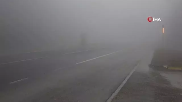 Bolu Dağı sisle kaplandı, görüş mesafesi 5 metreye kadar düştü Bolu Dağı sisle kaplandı, görüş mesafesi 5 metreye kadar düştü