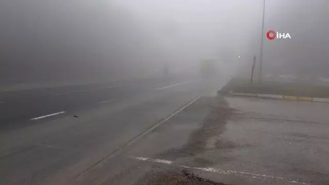 Bolu Dağı sisle kaplandı, görüş mesafesi 5 metreye kadar düştü Bolu Dağı sisle kaplandı, görüş mesafesi 5 metreye kadar düştü