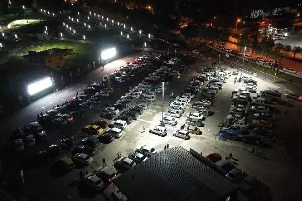 Derbinin keyfini açık havada çıkardılar Derbinin keyfini açık havada çıkardılar