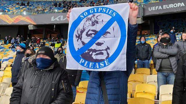 Dinamo Kiev taraftarları, Lucescu'ya ırkçı ve hakaret içeren pankartlar ve tezahüratlar yaptılar