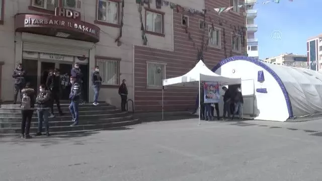 Diyarbakır anneleri oturma eylemini kararlılıkla sürdürüyor Diyarbakır anneleri oturma eylemini kararlılıkla sürdürüyor