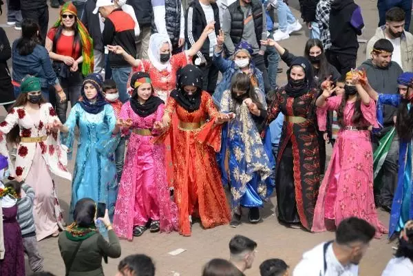 Diyarbakır'da Nevruz Bayramı kutlandı Diyarbakır'da Nevruz Bayramı kutlandı