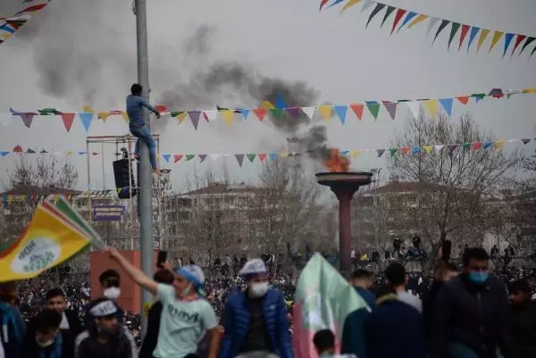 Diyarbakır'da Nevruz Bayramı kutlandı Diyarbakır'da Nevruz Bayramı kutlandı