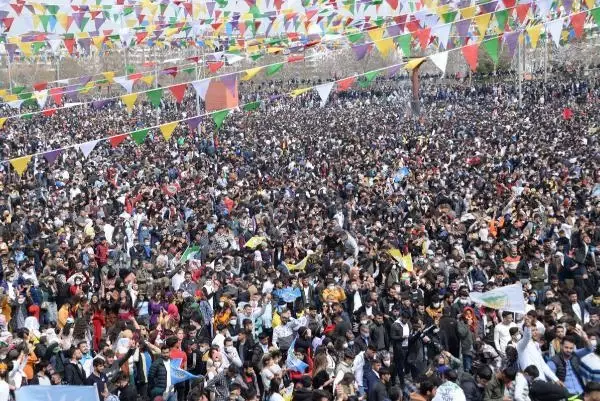 Diyarbakır'da Nevruz Bayramı kutlandı Diyarbakır'da Nevruz Bayramı kutlandı