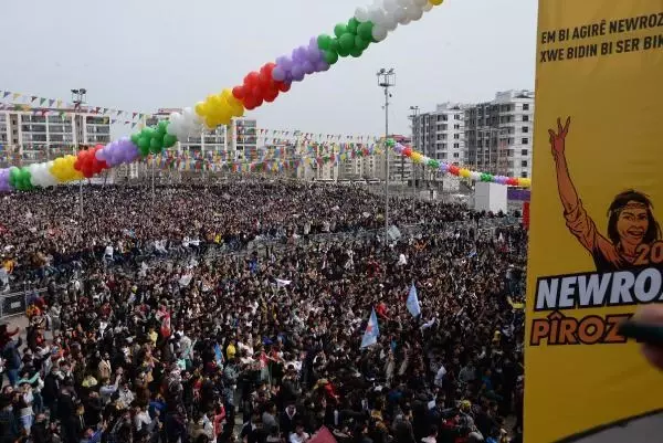 Diyarbakır'da Nevruz Bayramı kutlandı Diyarbakır'da Nevruz Bayramı kutlandı