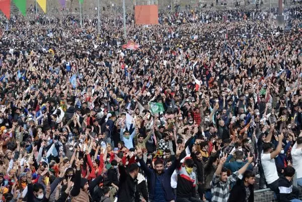 Diyarbakır'da Nevruz Bayramı kutlandı Diyarbakır'da Nevruz Bayramı kutlandı