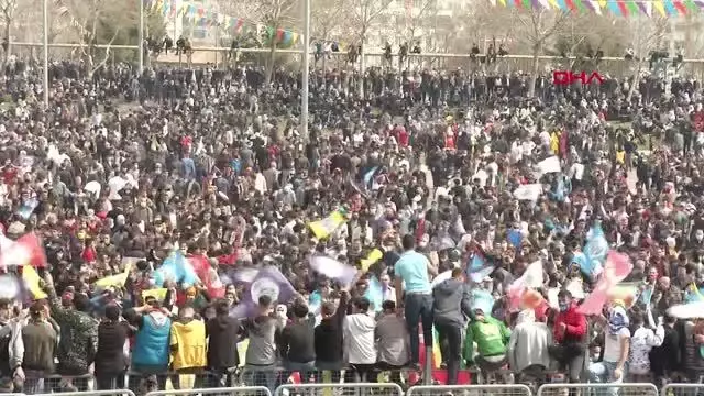 Diyarbakır'da Nevruz Bayramı kutlandı Diyarbakır'da Nevruz Bayramı kutlandı