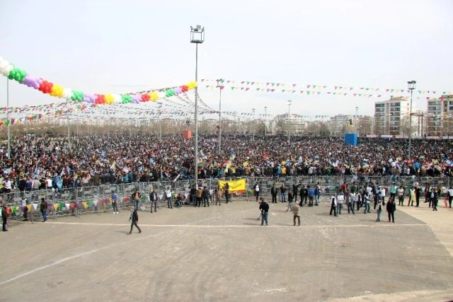 Diyarbakır'daki Nevruz kutlamasına vatandaşlar alana HES kodu ile girdi
