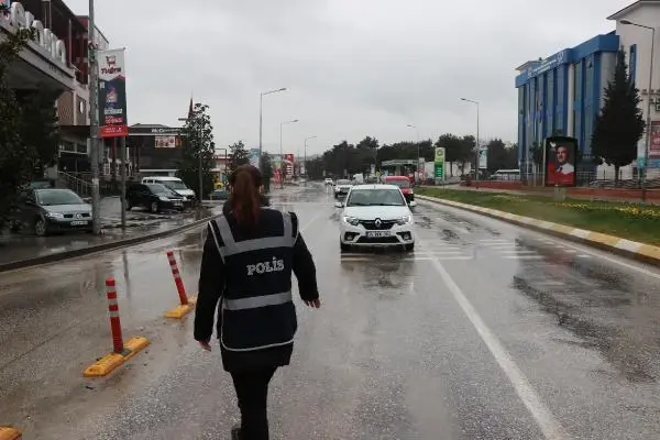 EDİRNE Edirne'de koronavirüs arttı, denetimler sıklaştırıldı EDİRNE Edirne'de koronavirüs arttı, denetimler sıklaştırıldı