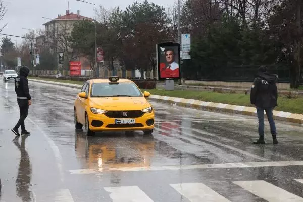 EDİRNE Edirne'de koronavirüs arttı, denetimler sıklaştırıldı EDİRNE Edirne'de koronavirüs arttı, denetimler sıklaştırıldı