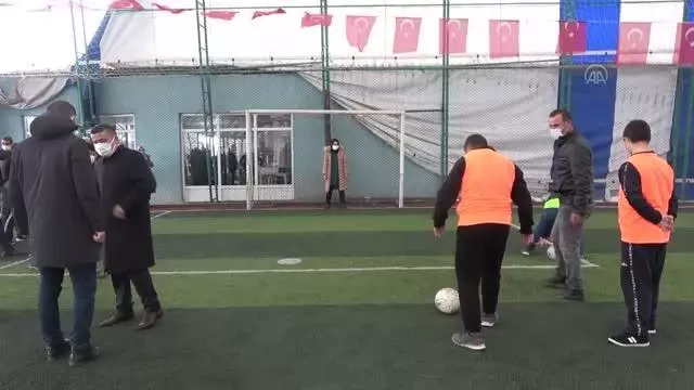 Erciş Kaymakamı Mehmetbeyoğlu, down sendromlu çocuklarla top oynadı Erciş Kaymakamı Mehmetbeyoğlu, down sendromlu çocuklarla top oynadı